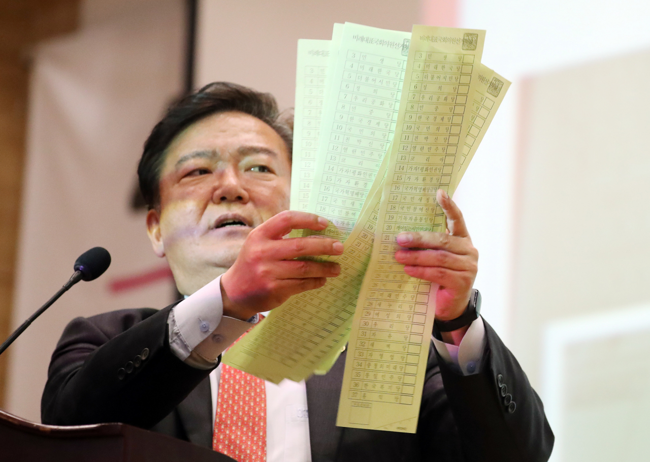 지난 11일 오후 서울 여의도 국회 의원회관에서 열린 4·15총선 의혹 진상규명과 국민주권회복 대회에서 민경욱 미래통합당 의원이 투표관리관의 날인 없이 기표되지 않은채 무더기로 비례투표용지가 발견됐다고 주장하고 있다. [연합]