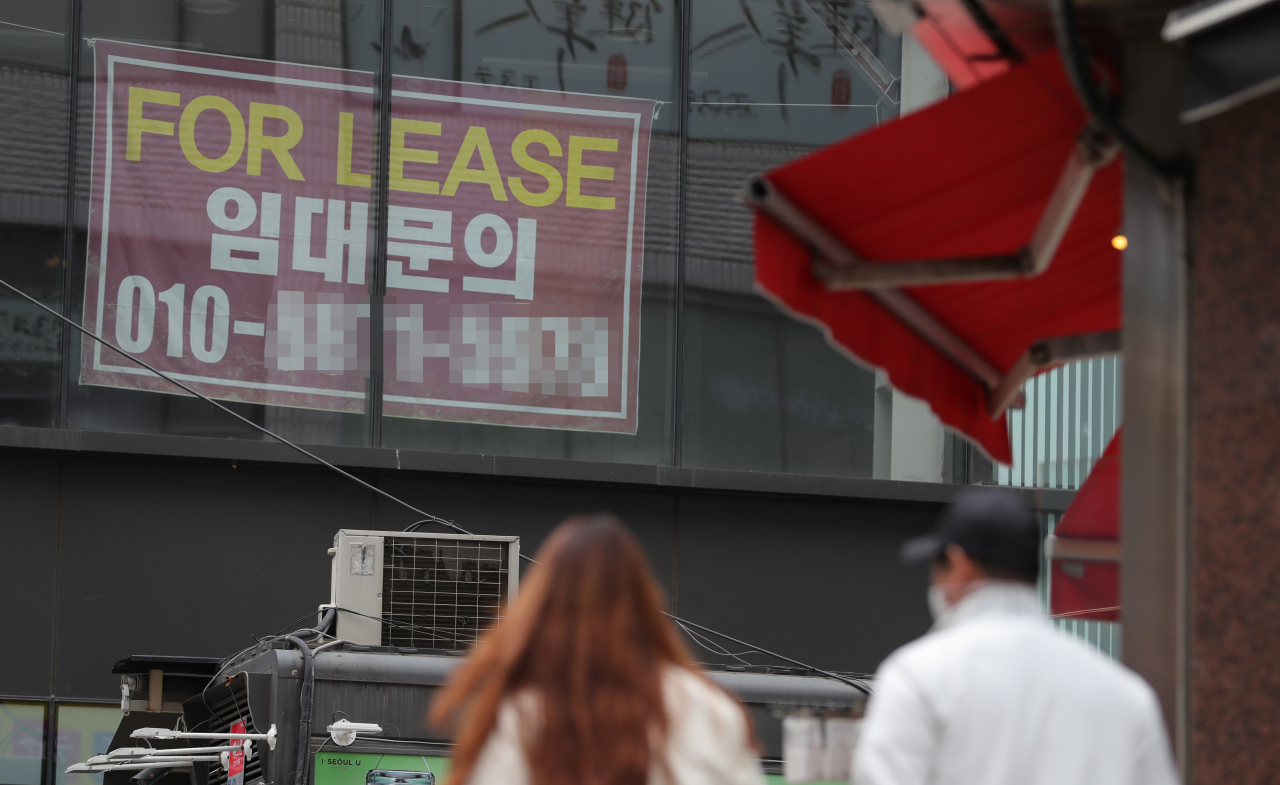 신종 코로나바이러스 감염증(코로나19) 여파로 온라인 소비가 급증한 가운데 오프라인 상가 수요가 감소하는 ‘포스트 코로나’ 시대를 대비해, 상가 과잉공급을 막는 도시계획 틀을 마련하는 방안이 추진된다. 사진은 임대 안내문이 걸려 있는 서울 명동거리 한 상가 모습. [연합]