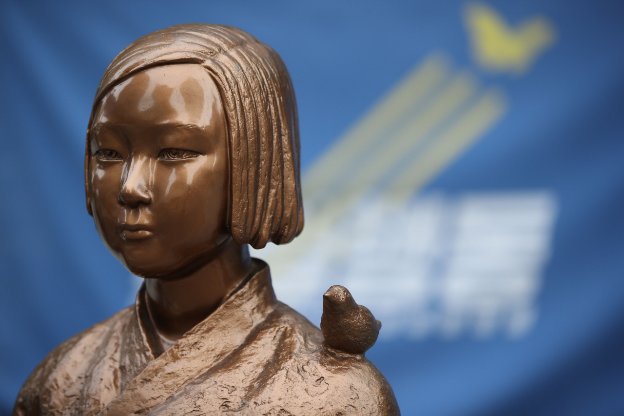 회계 투명성 논란에 휩싸인 일본군성노예제문제해결을위한정의기억연대가 기자회견을 연 지난 5월 11일 서울 옛 일본대사관 앞 평화의 소녀상의 모습. [연합]