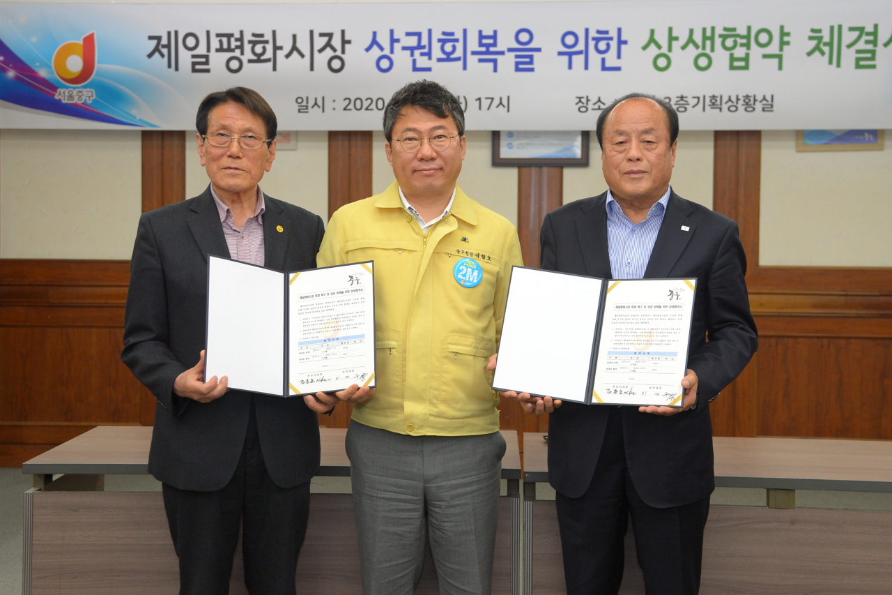 12일 상생협약식에서 이재수 상인회연합회장(왼쪽부터), 서양호 중구청장, 김동호 관리단 임시위원장. [중구]