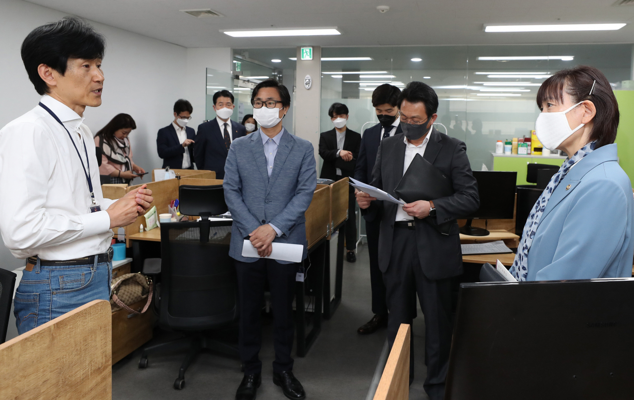 최윤희 차관(오른쪽)이 한국관광공사 서울센터를 방문, 관광기업 관계자의 의견을 청취하고 있다.