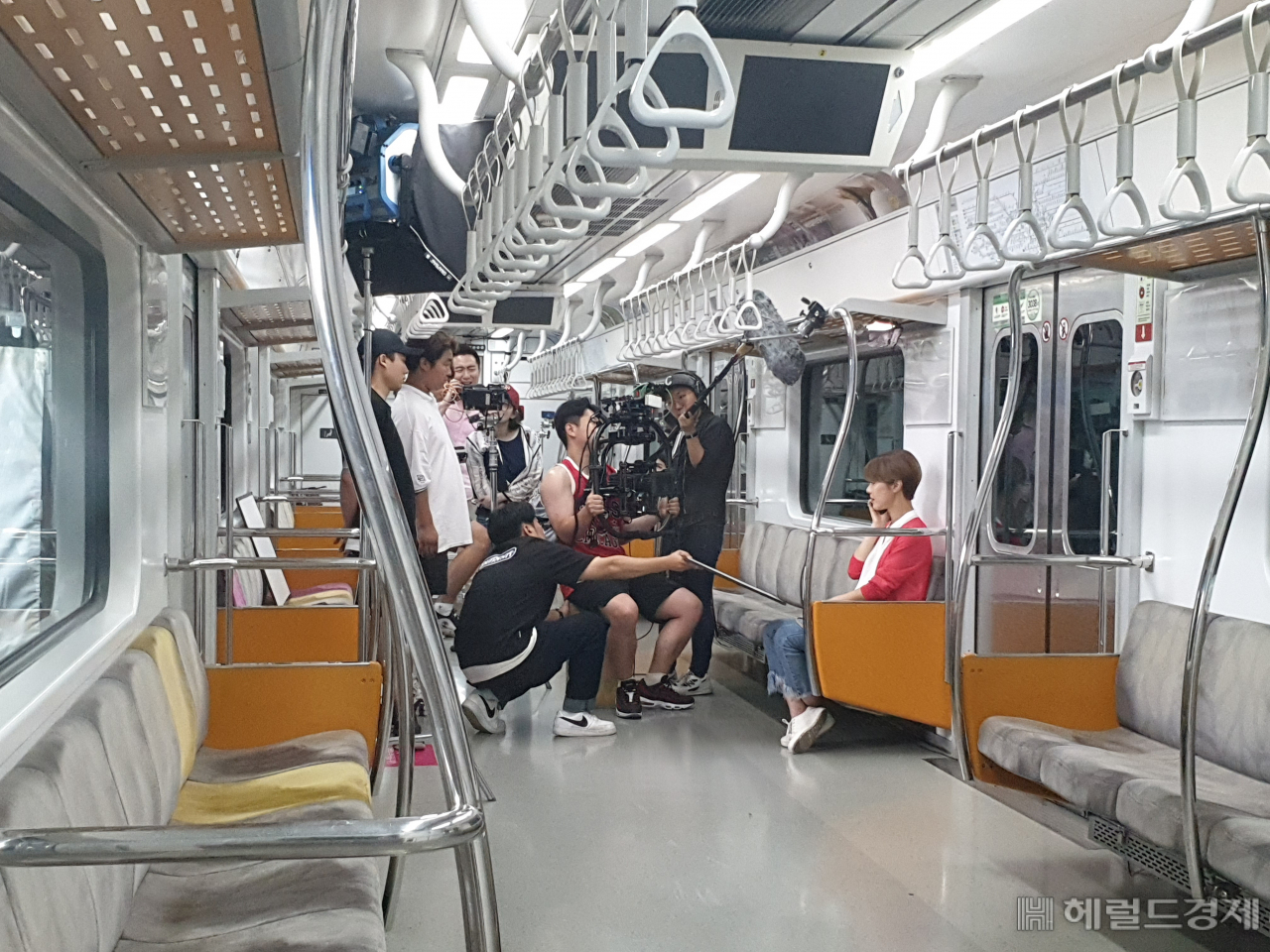 3호선 전동차 안에서 단편영화를 촬영하고 있는 모습. [서울교통공사]