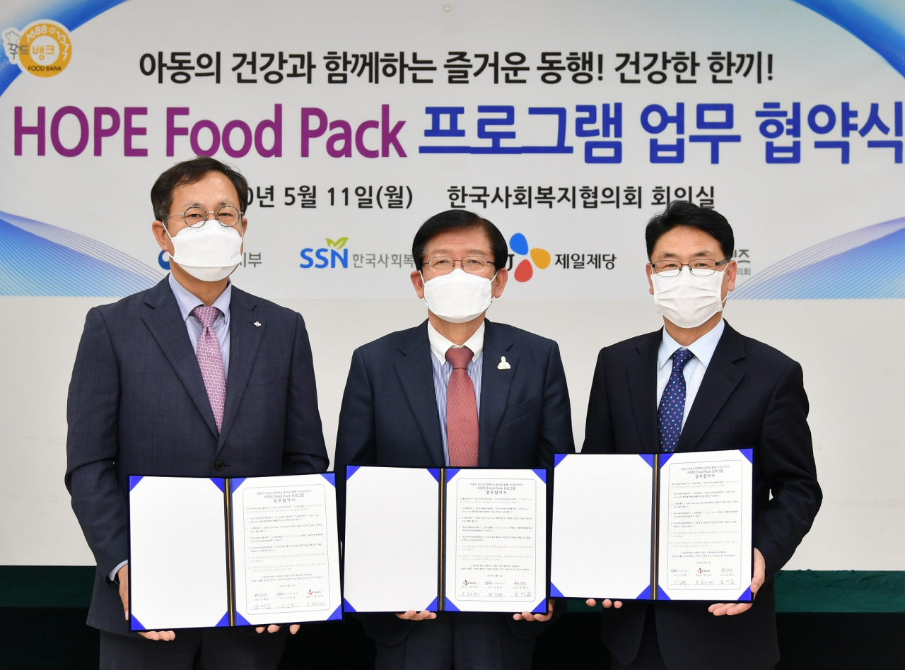 정길근 CJ제일제당 부사장(사진 왼쪽부터)과 서상목 한국사회복지협의회장, 남세도 전국지역아동센터협의회 이사장이 기념촬영을 하고 있다. [CJ제일제당 제공]