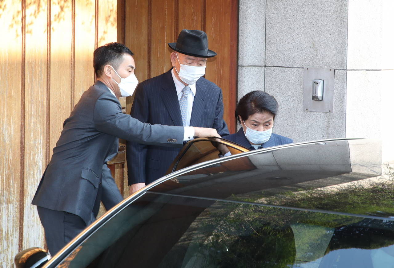 전두환 전 대통령이 부인 이순자 씨와 함께 지난달 27일 오전 광주지법에서 열리는 재판에 출석하기 위해 서울 서대문구 연희동 자택을 나와 차량에 탑승하고 있다. 박해묵 기자/mook@heraldcorp.com
