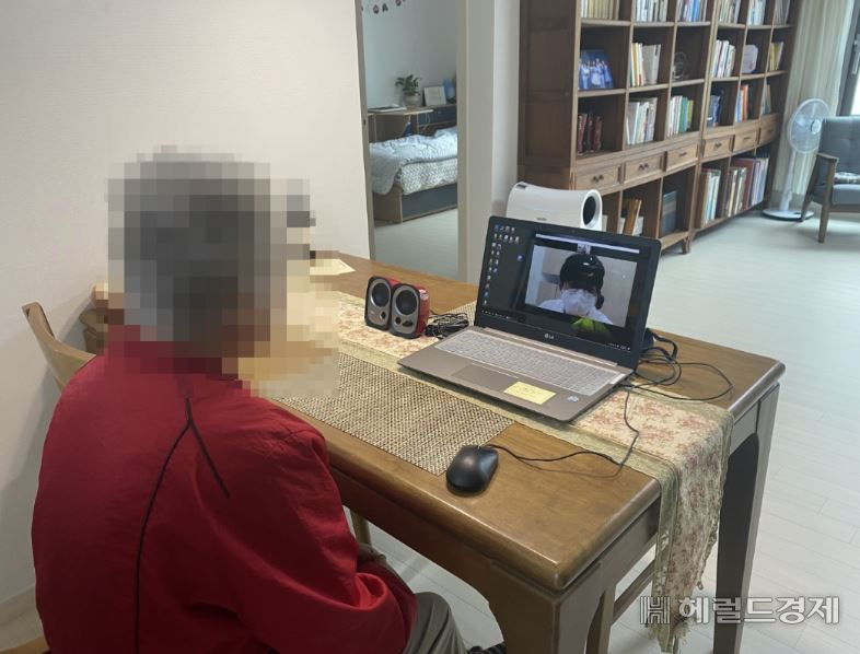 한 어르신이 원격으로 치매 정밀 검진을 받고 있다. [강동구 제공]