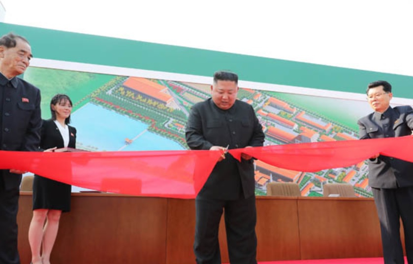 김정은 북한 국무위원장이 지난 1일 건강이상설을 불식시킨 순천인비료공장 준공식에 참석해 테이프를 끊고 있다. [연합]