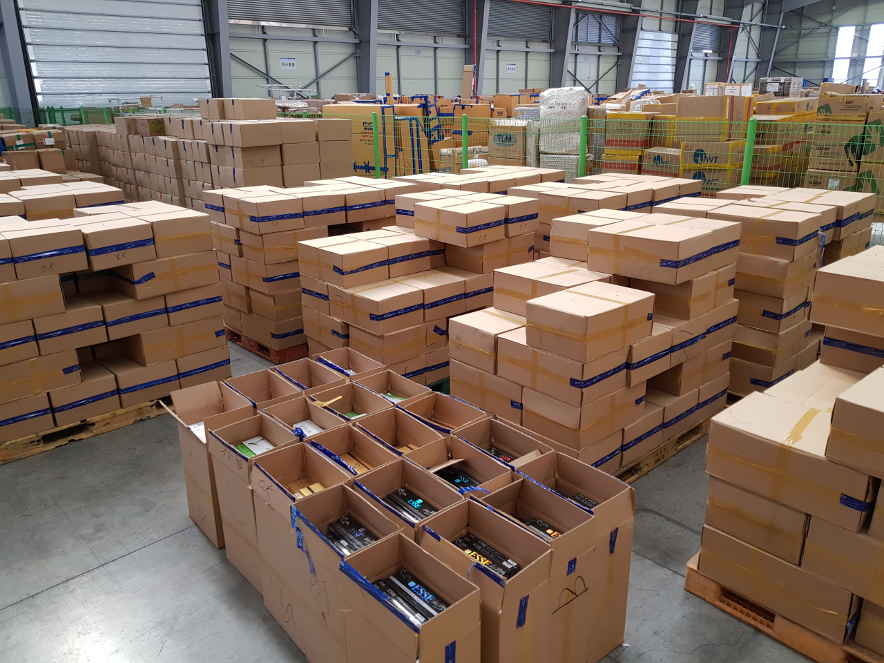 비밀 창고에 복제 컨테이너 씰까지, 대담해지고 치밀해진 담배 밀수 - 헤럴드경제