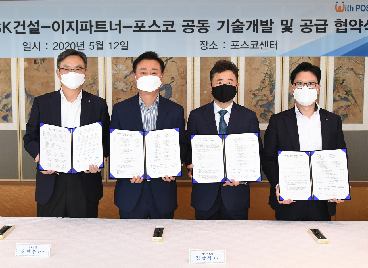 포스코는 12일 대치동 포스코센터에서 롯데건설, SK건설, 이지파트너와 강건재 공동 기술개발 및 공급 협약식을 체결했다.사진 왼쪽부터 롯데건설 박순전 기술연구원장, SK건설 권혁수 건축TECH그룹장, 이지파트너 전금석 대표, 포스코 김상균 강건재마케팅실장. [포스코 제공]