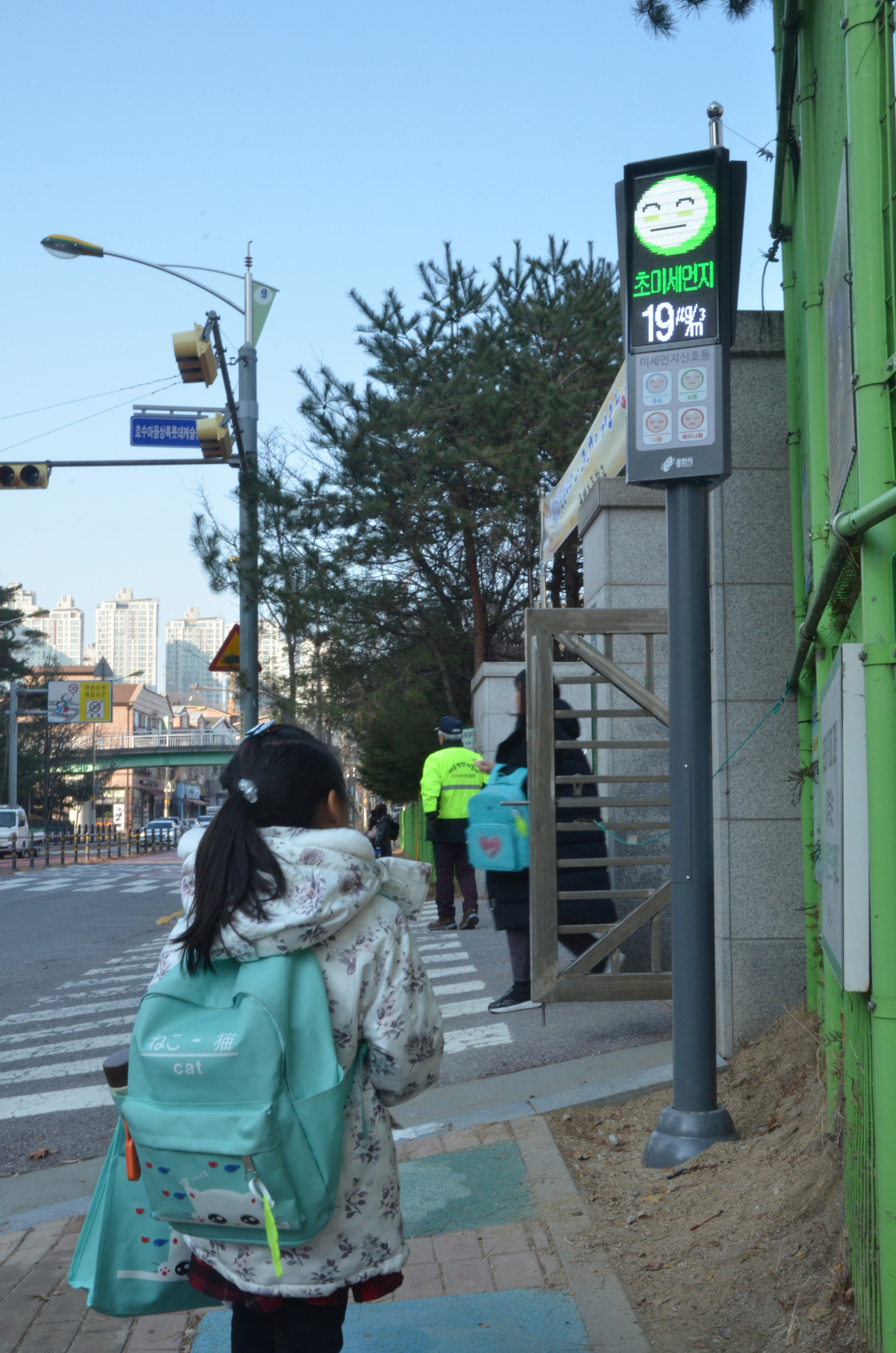용인시 초등학교 앞에 설치된 미세먼지 안내 신호등. [용인시 제공]