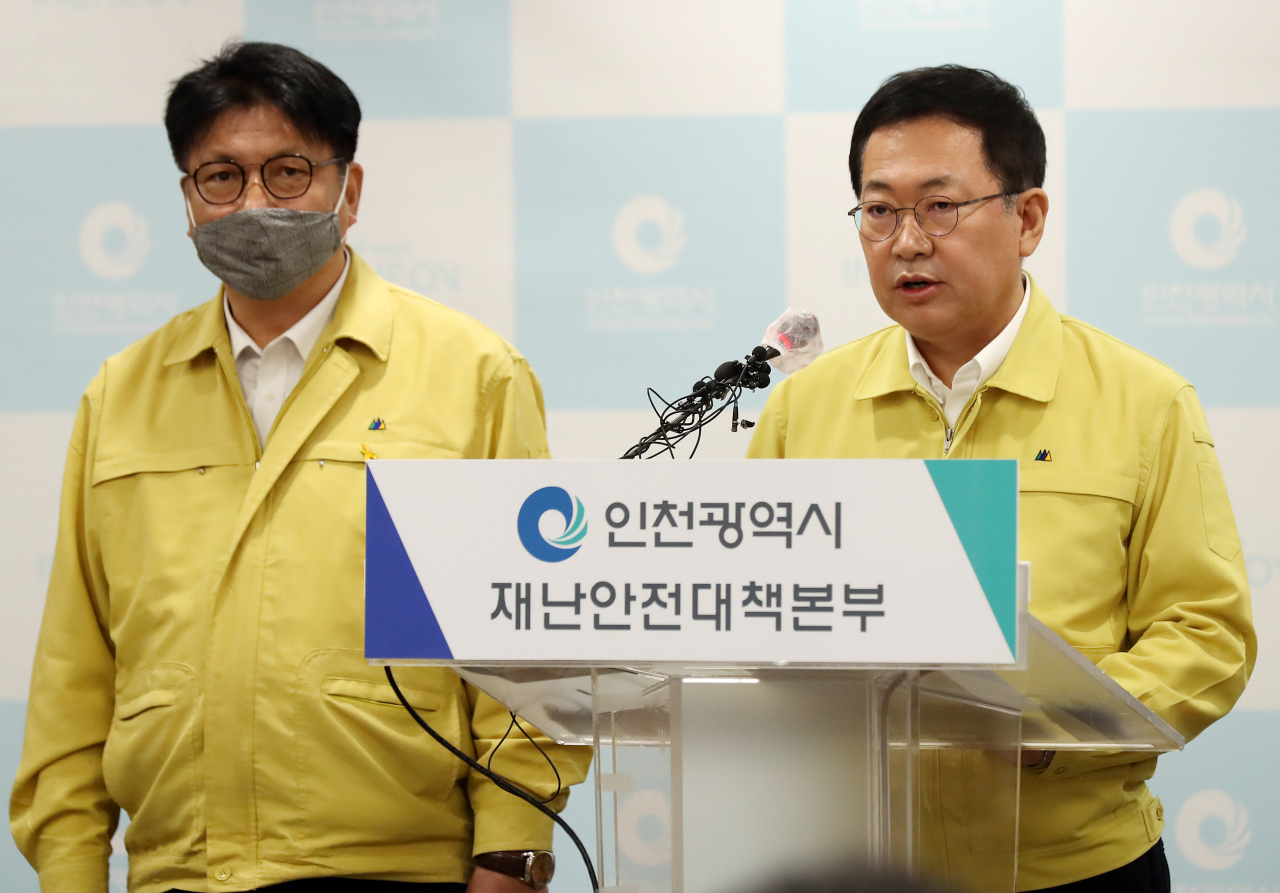 박남춘 인천시장(오른쪽)이 13일 오전 인천시 남동구 인천시청에서 서울 이태원 클럽발 신종 코로나바이러스 감염증(코로나19) 확진자 상황을 설명하는 긴급 기자회견을 하고 있다. 연합뉴스