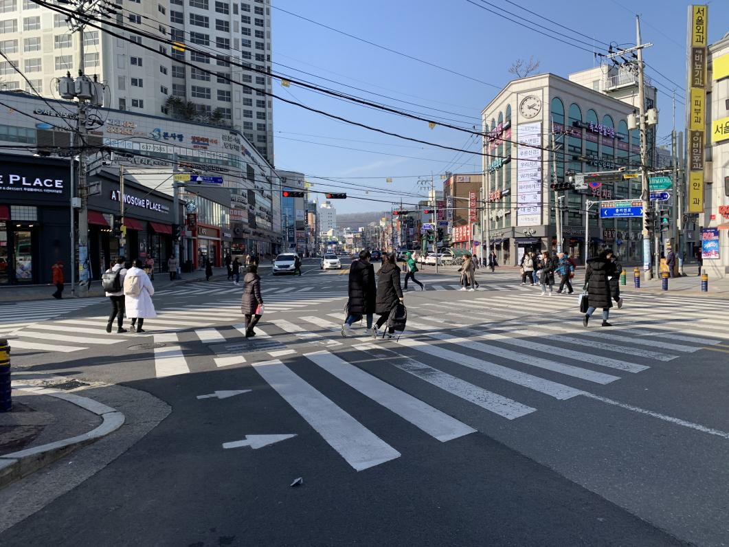 이천시는 보행밀집지역과 학교주변을 포함한 대각선 횡단보도를 전면적으로 확대 추진한다. [이천시 제공]