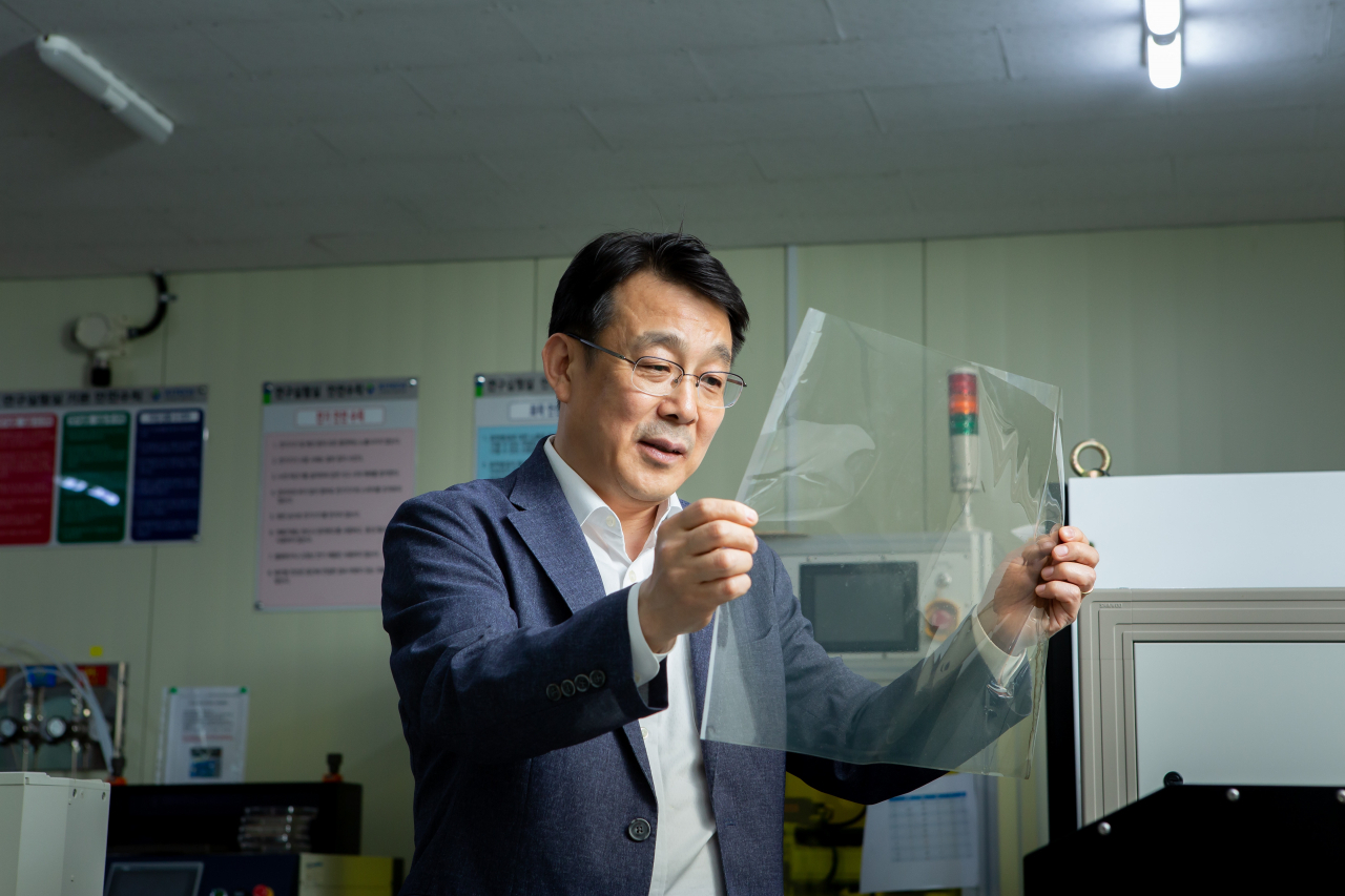 생기원 김대업 박사가 스마트 윈도우 필름 시제품을 점검하고 있다.[한국생산기술연구원 제공]