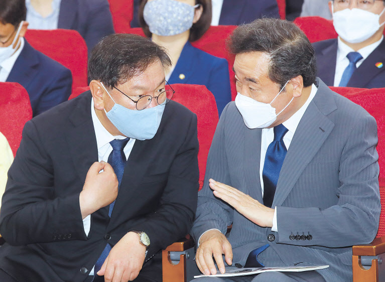 김태년 더불어민주당 원내대표(왼쪽)와 이낙연 전 국무총리가 13일 국회 의원회관에서 민주당 이원욱·김병욱 의원 공동주최로 열린 ‘포스트코로나 언택트산업 전략지원’토론회에서 대화하고 있다. [연합]