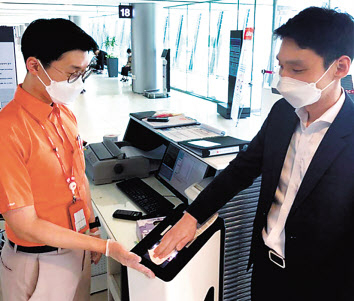 김포공항 제주항공 탑승구에서 탑승객들이바코드 인식판에 항공권을 직접 인식하고있다. [제주항공 자료]