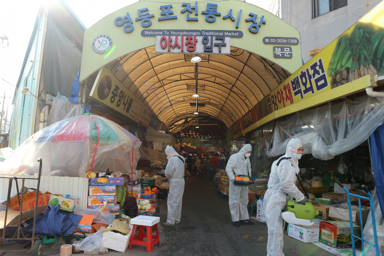 코로나19 극복 희망일자리에 채용돼 전통시장에서 방역 활동을 하고 있는 근로자들 모습. [영등포구 제공]