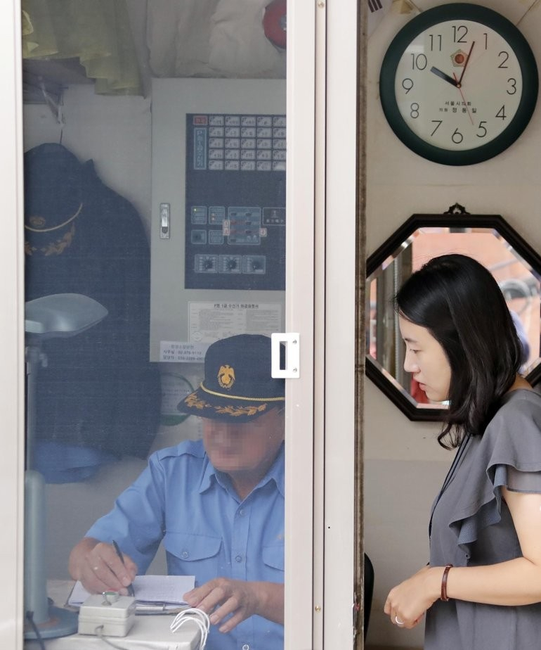 한 아파트 경비실 모습(사진은 기사 내용과 관련없음). [연합]