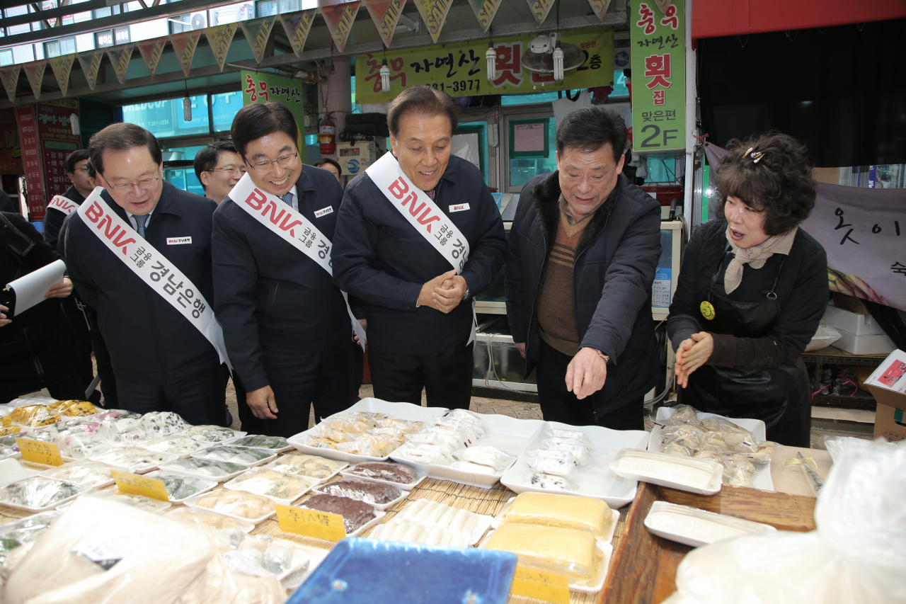 BNK금융이 지난 2월 창원 가음정시장에서 진행한 전통시장 활성화 캠페인에서 상인들과 만나 이야기를 나누고 있다. 오른쪽 세번째부터 김지완 BNK금융그룹 회장, 황윤철 BNK경남은행장, 이창희 상임감사. [사진제공 BNK금융]