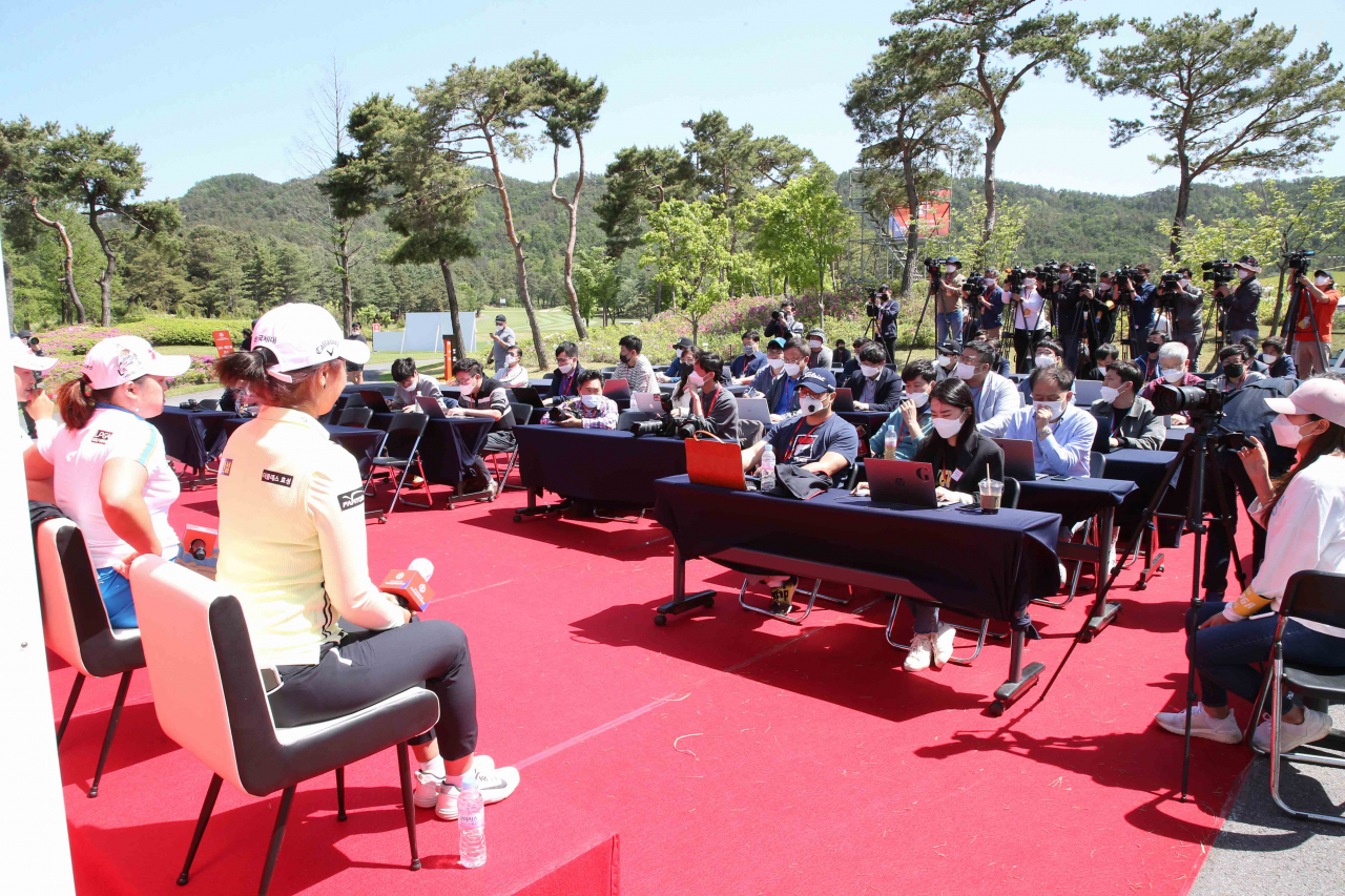 13일 열린 제42회 KLPGA 챔피언십 미디어 데이에서 취재진이 야외에 마련된 회견장에서 선수들의 답변을 듣고 있다. /KLPGA 제공