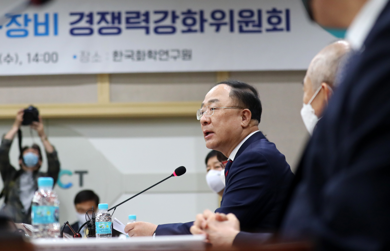 홍남기 부총리 겸 기획재정부 장관이 13일 오후 대전 한국화학연구원에서 열린 제4차 소재·부품·장비(소부장) 경쟁력강화위원회에서 발언을 하고 있다. ［연합］