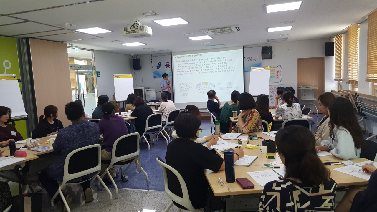 지난해 개설한 퍼실리테이터 기본과정 교육 모습. [용인시 제공]