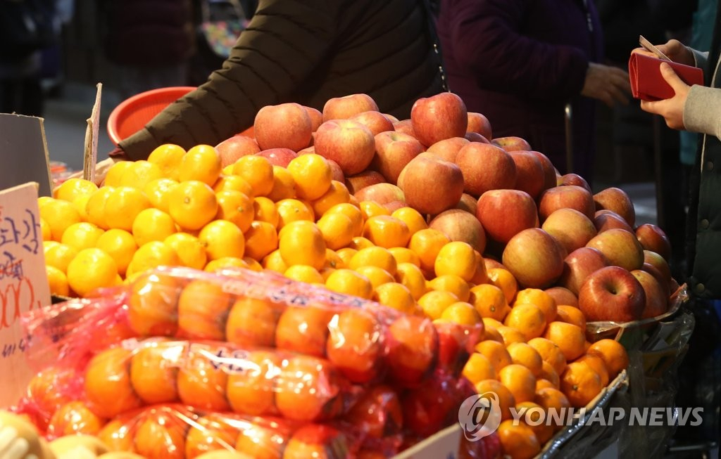 한 시장에서 판매 중인 과일들. [사진제공=연합뉴스]