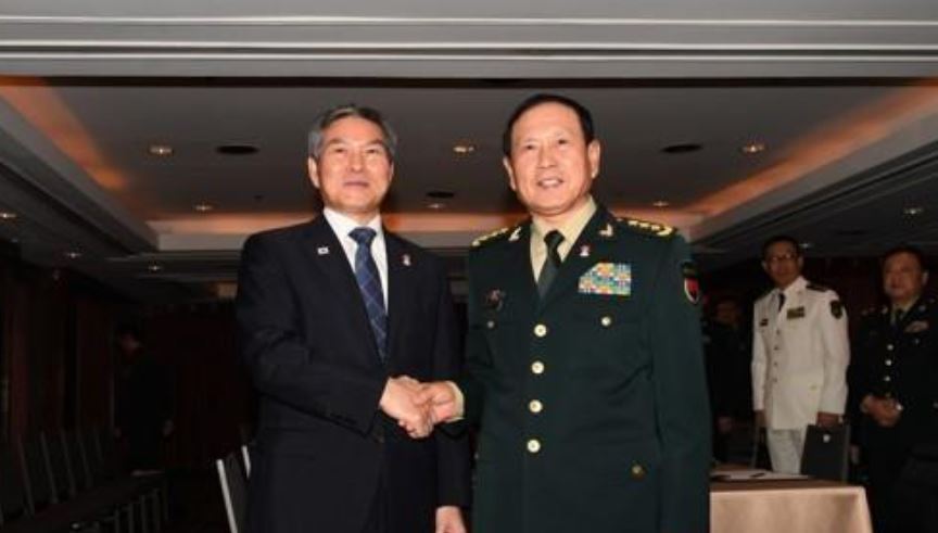 South Korea's Defense Minister Jeong Kyeong-doo (L) shakes hands with his Chinese counterpart, Wei Fenghe, during their bilateral meeting in Bangkok on Nov. 17, 2019. (Yonhap)