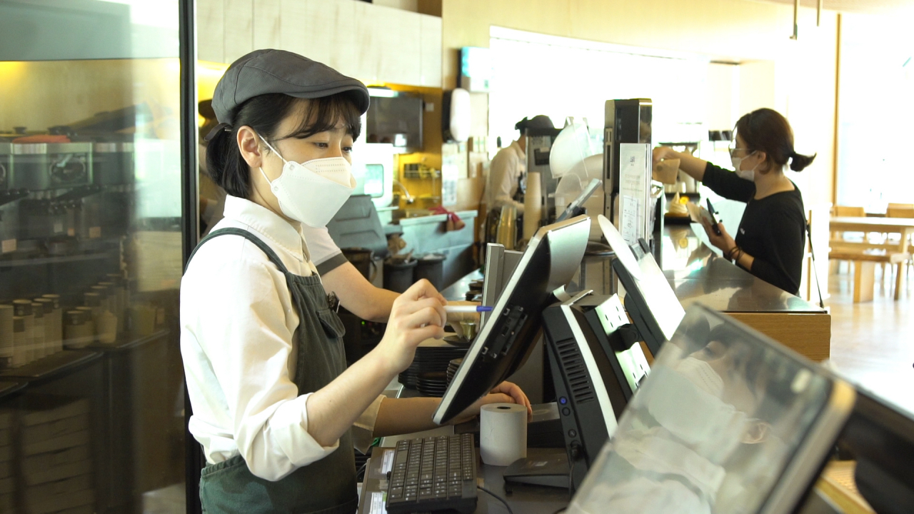 제주 오설록 티 뮤지엄의 직원이 주문 내역을 실시간 확인하고 있는 모습. [CJ올리브네트웍스 제공]