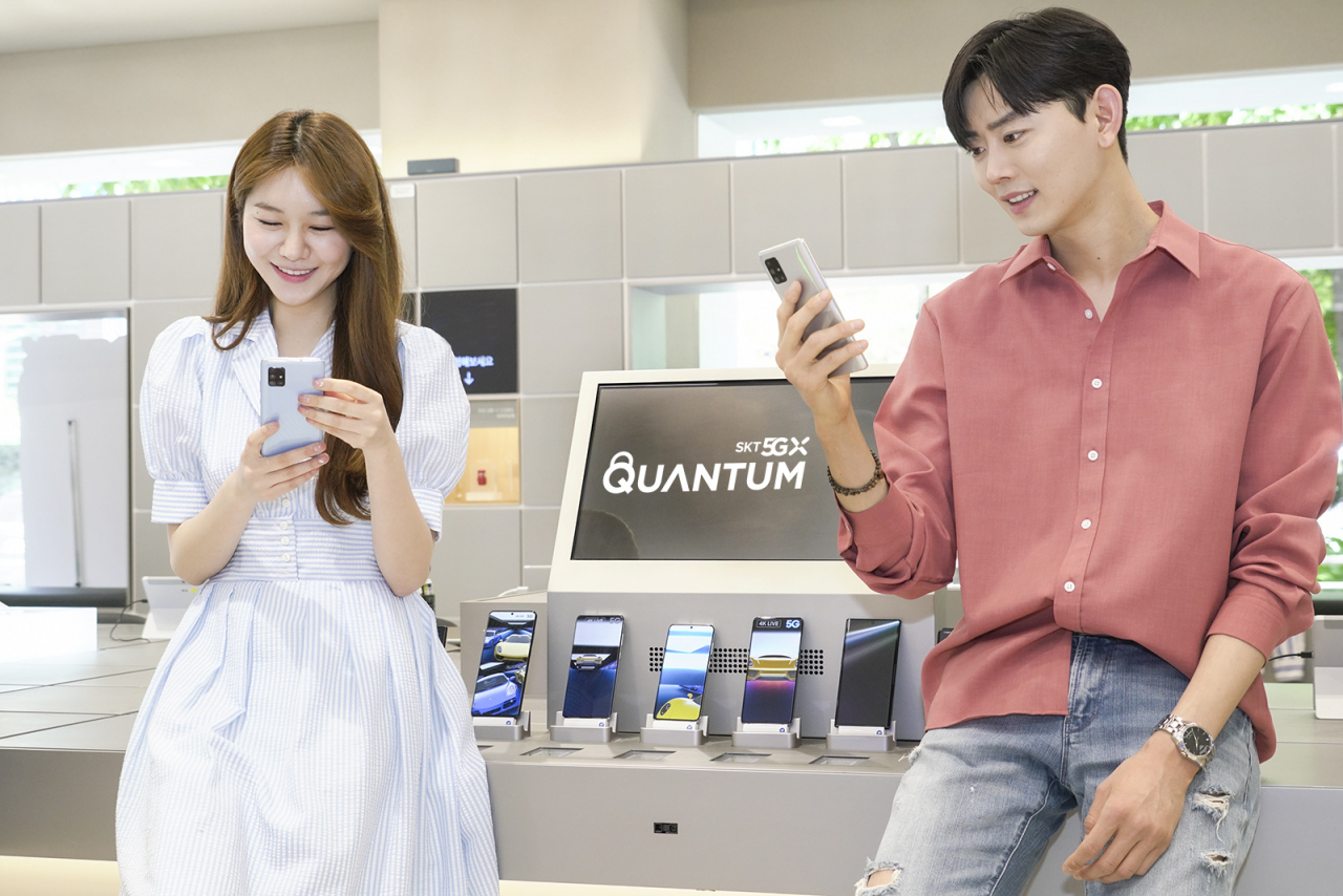 SK텔레콤 모델들이 갤럭시A퀀텀을 사용하는 모습 [SK텔레콤 제공]