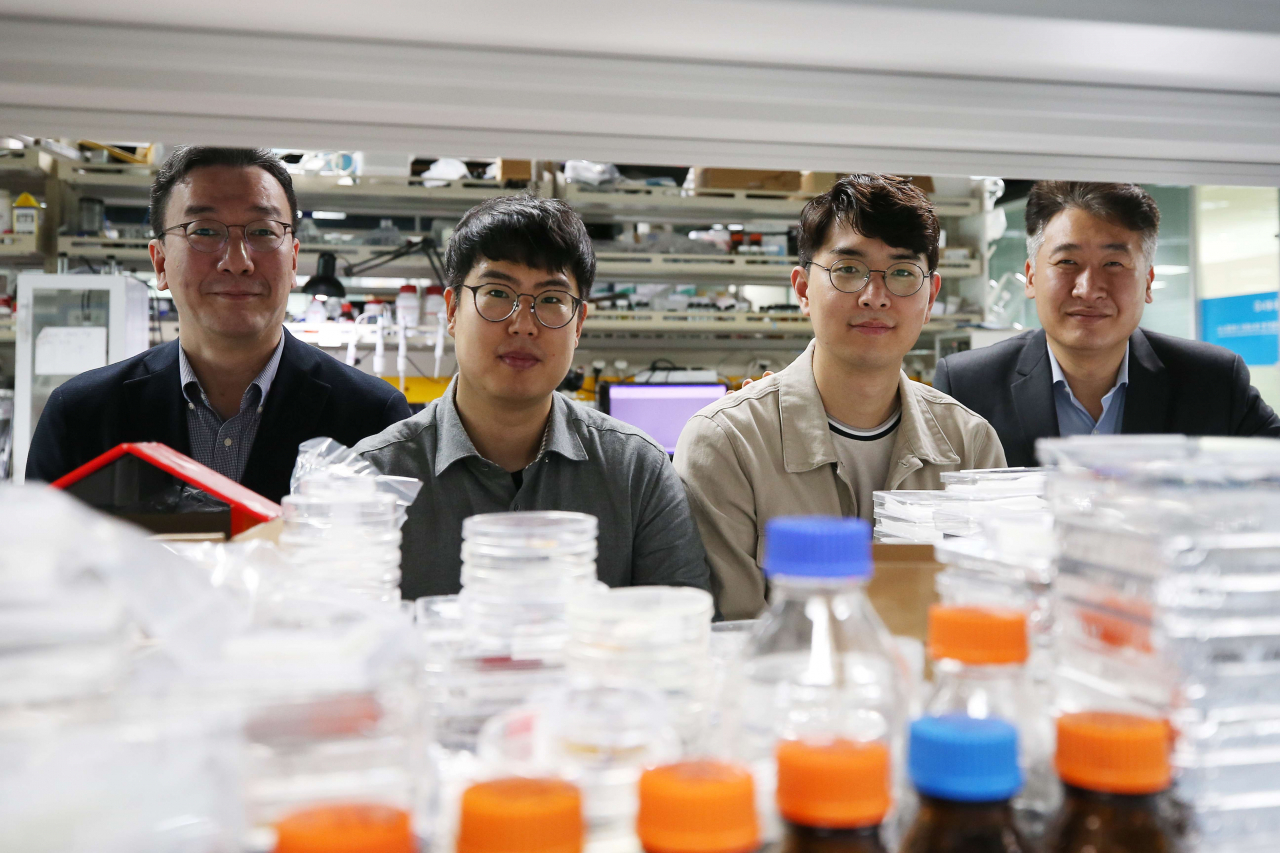 홍정욱(왼쪽) 교수, 전석우(오른쪽) 교수 공동연구팀.[KAIST 제공]