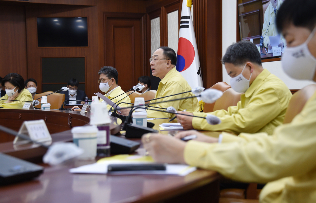 홍남기 부총리 겸 기획재정부 장관이 14일 서울 광화문 정부서울청사에서 ‘제3차 비상경제 중앙대책본부 회의’를 주재하고 있다. 이 자리에서 홍 부총리는 코로나19 고용쇼크에 대응해 156만개의 직접일자리를 제공하는 데 우선 주력하겠다고 밝혔다. [기획재정부 제공]