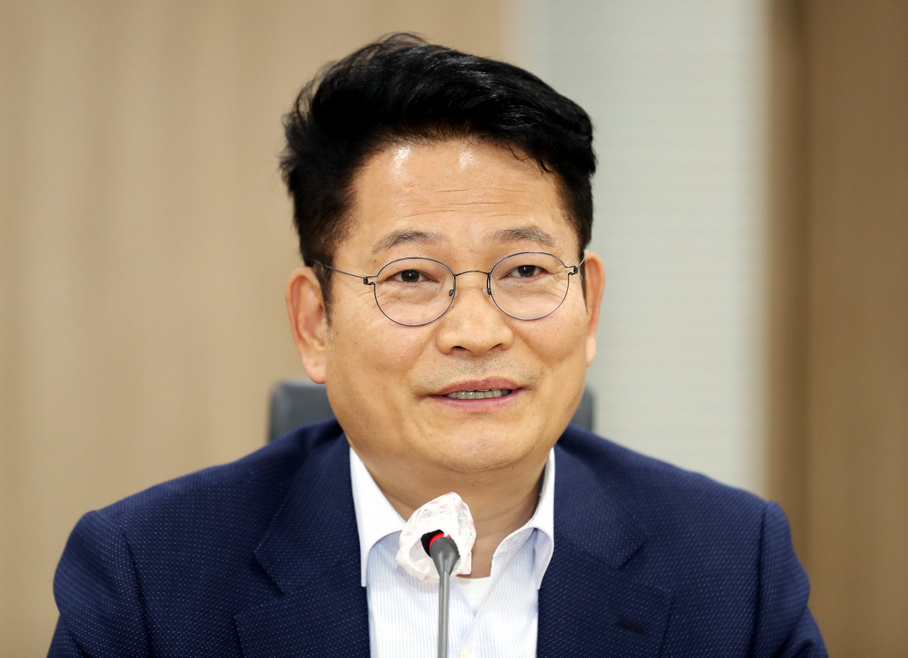 제21대 총선 인천 계양을에서 당선된 송영길 더불어민주당 당선인이 지난달 인천시 남동구 인천시청에서 열린 '국회의원 당선인 간담회'에서 인사말을 하고 있다. [연합]