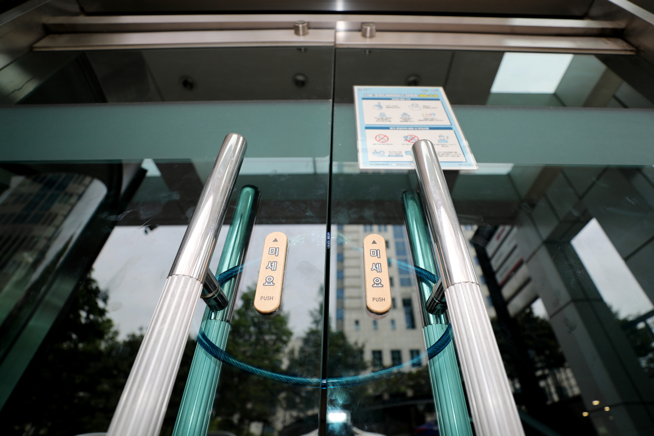14일 오전 신종 코로나바이러스 감염증(코로나19) 확진자가 발생한 서울 강남구 야놀자 본사의 문이 굳게 닫혀있다. 연합뉴스