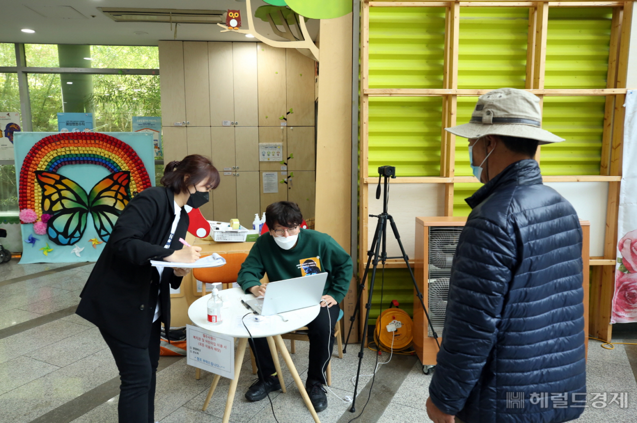 복지관에 설치된 열화상 카메라.