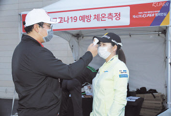 KLPGA와 레이크우드측은 발열측정, 식당내 거리두기, 수시방역, 항균필름 부착 등으로 혹시 모를 감염경로 차단에 만전을 기하고 있다.