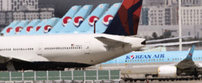 영종도 인천국제공항 전망대서 바라본 계류장의 대한항공 항공기. [연합]