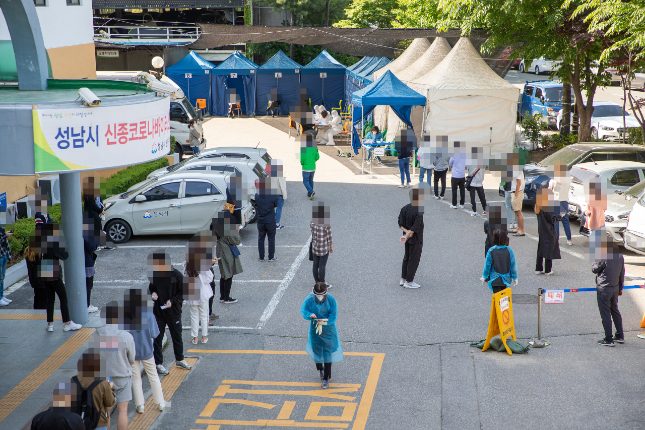 13일 오전 경기도의 한 보건소 선별진료소에서 이태원·논현동 일대 방문자들이 신종 코로나바이러스 감염증(코로나19) 검사를 받기 위해 대기하고 있다. [연합]