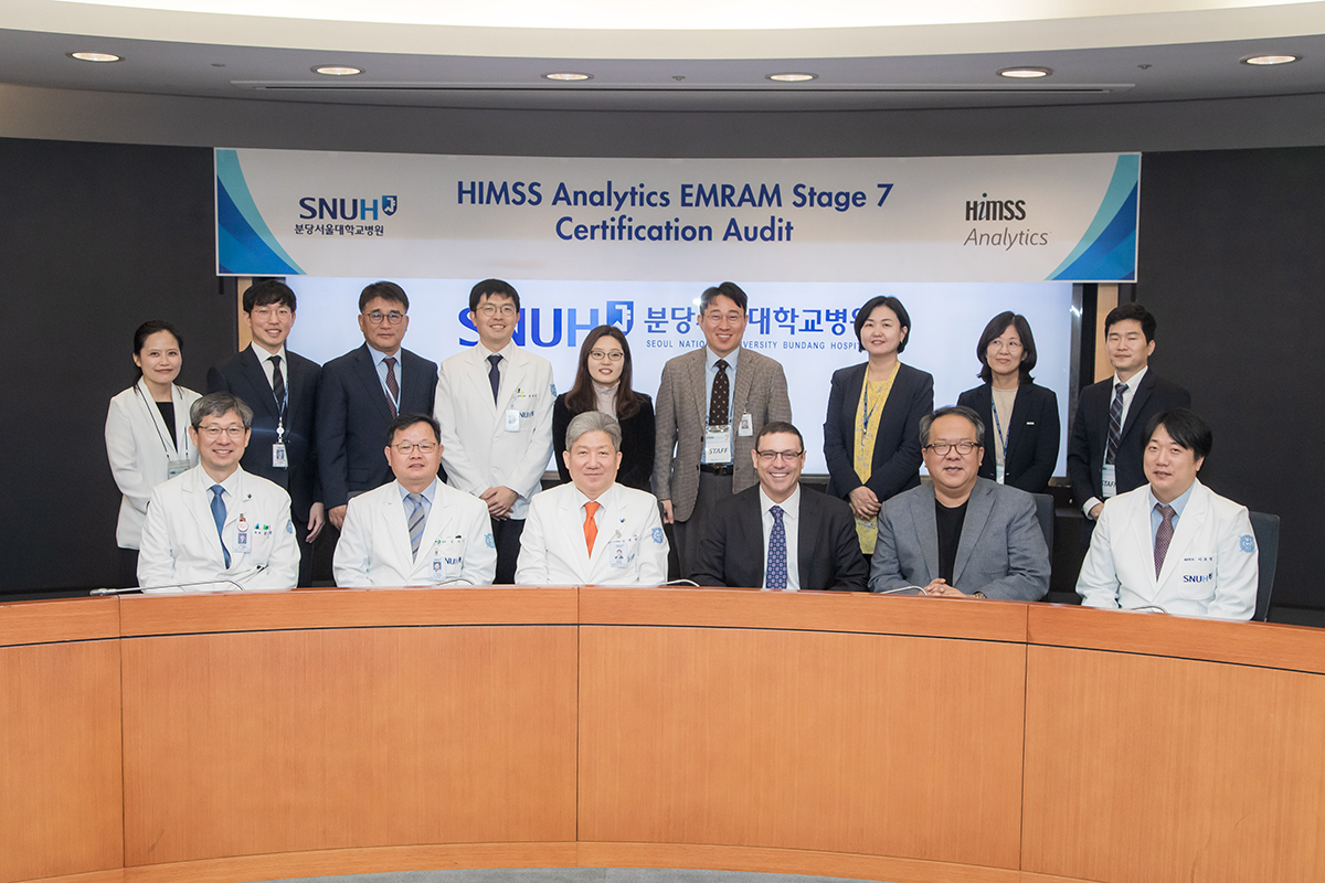 분당서울대병원, HIMSS 최고 등급 재인증 절차를 마친 후 단체사진