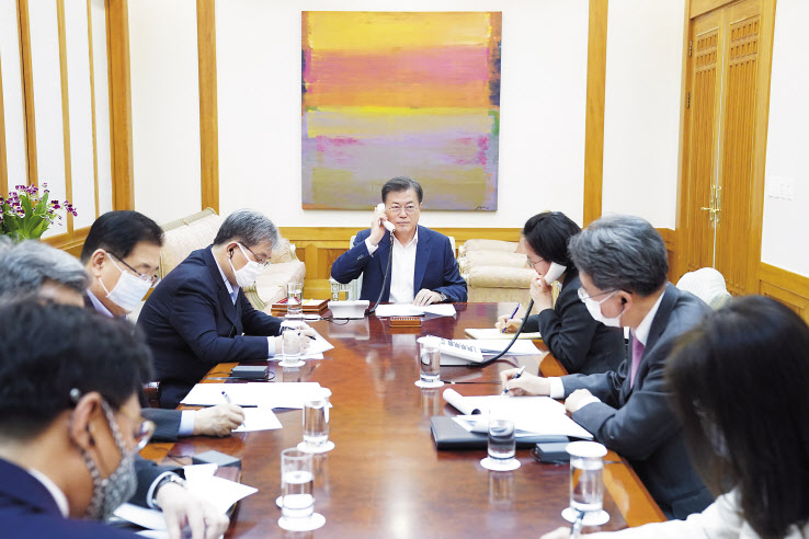 문재인 대통령이 13일 오후 청와대 관저 소회의실에서 시진핑 중국 국가주석과 전화 통화하고 있다. [연합]