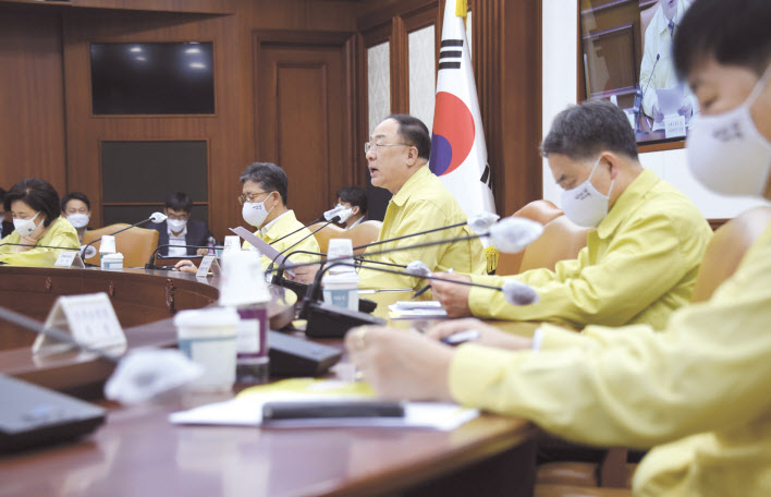 홍남기 부총리 겸 기획재정부 장관이 14일 서울 광화문 정부서울청사에서 ‘제3차 비상경제 중앙대책본부 회의’를 주재하고 있다. 이 자리에서 홍 부총리는 금융위기 당시 수준을 훌쩍 뛰어넘은 ‘코로나19 고용쇼크’에 대응해 정부 직접일자리 등 156만개의 일자리를 제공하는 데 우선 주력하겠다고 밝혔다. [기획재정부 제공]