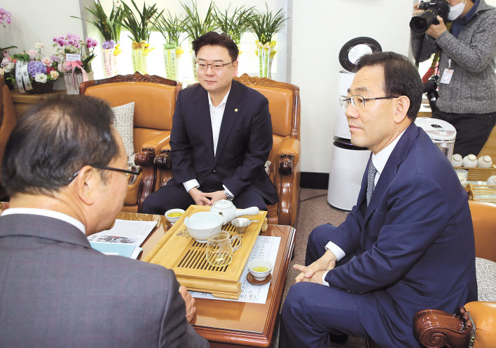 주호영 미래통합당 원내대표(오른쪽)가 부친상을 치르고 14일 당무에 복귀했다. 이날 오전 국회에서 주 원내대표가 이종배 정책위의장(왼쪽), 김성원 원내수석부대표와 차담회를 갖고 있다. [연합]