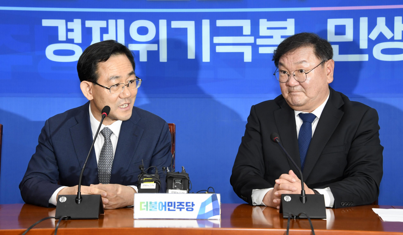 주호영(왼쪽) 미래통합당 원내대표가 14일 국회 민주당 원내대표실에서 인사말을 하고 있다. 오른쪽은 더불어민주당 김태년 원내대표. [연합]