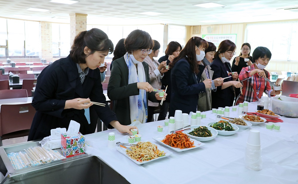 김보라 안성시장(왼쪽 두번째)을 비롯해 직원들이 시식을 하고 있다. [안성시 제공]