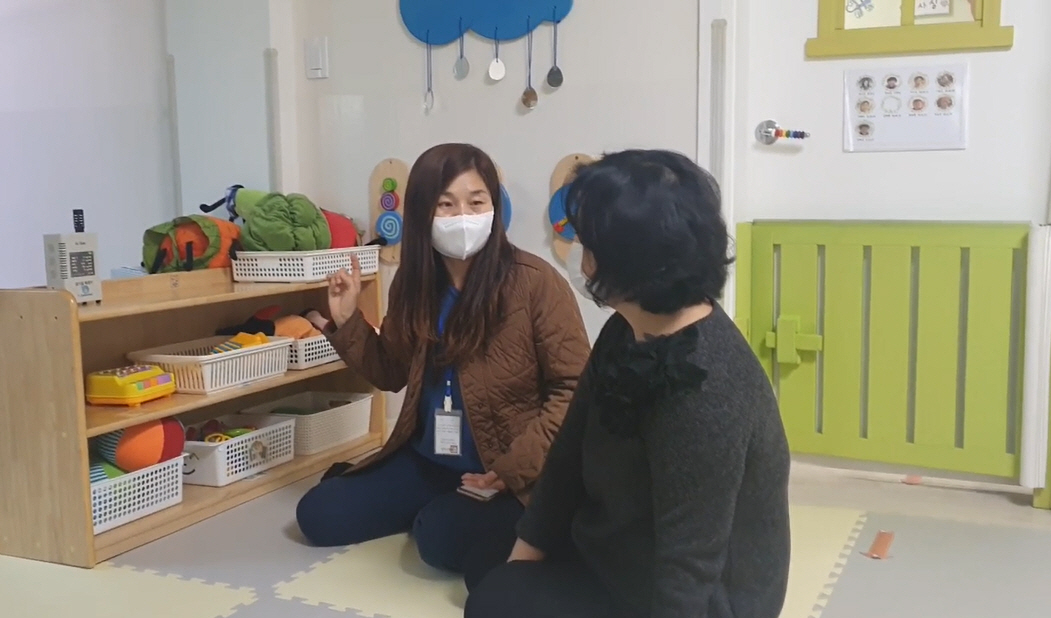 성북구에 있는 한 어린이집에 구 관계자가 방문해 실내공기 관리법을 알려주고 있다. [성북구 제공]