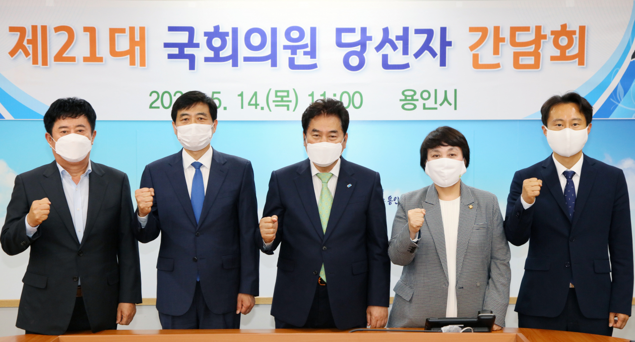 좌측부터 정찬민 당선인, 김민기 당선인, 백군기 용인시장, 정춘숙 당선인, 이탄희 당선인. [용인시 제공]