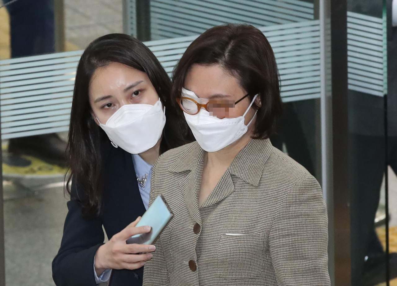 자본시장과 금융투자업에 관한 법률 위반 등의 혐의로 기소된 된 조국 전 법무부 장관의 부인 정경심 동양대 교수가 14일 오전 서울 서초구 서울중앙지법에서 열린 속행공판에 출석하기 위해 법정으로 향하고 있다. [연합]