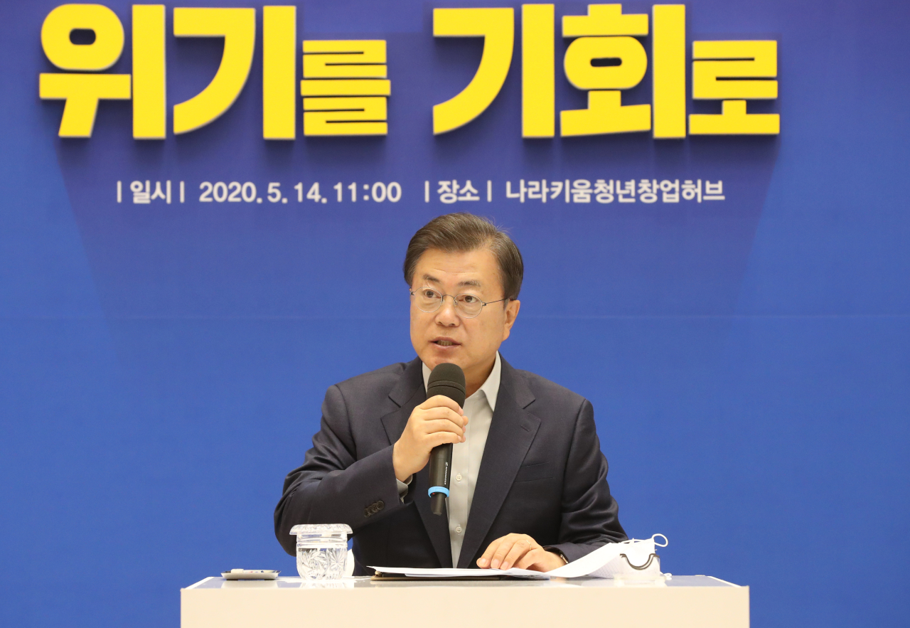 President Moon Jae-in speaks at the meeting with startup leaders in Seoul on Thursday. Yonhap