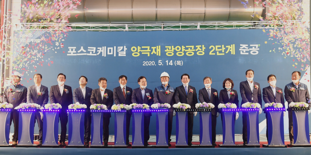 포스코케미칼 양극재 광양공장 준공식에서 사업 관계자들이 스위칭 온 세레모니로 공장 가동을 시작하고 있다. 사진 왼쪽 여섯번째 부터 포스코 오규석 신성장부문장, LG화학 김명환 사장, 포스코케미칼 민경준 사장, 김영록 전남도지사 순. [포스코케미칼 제공]