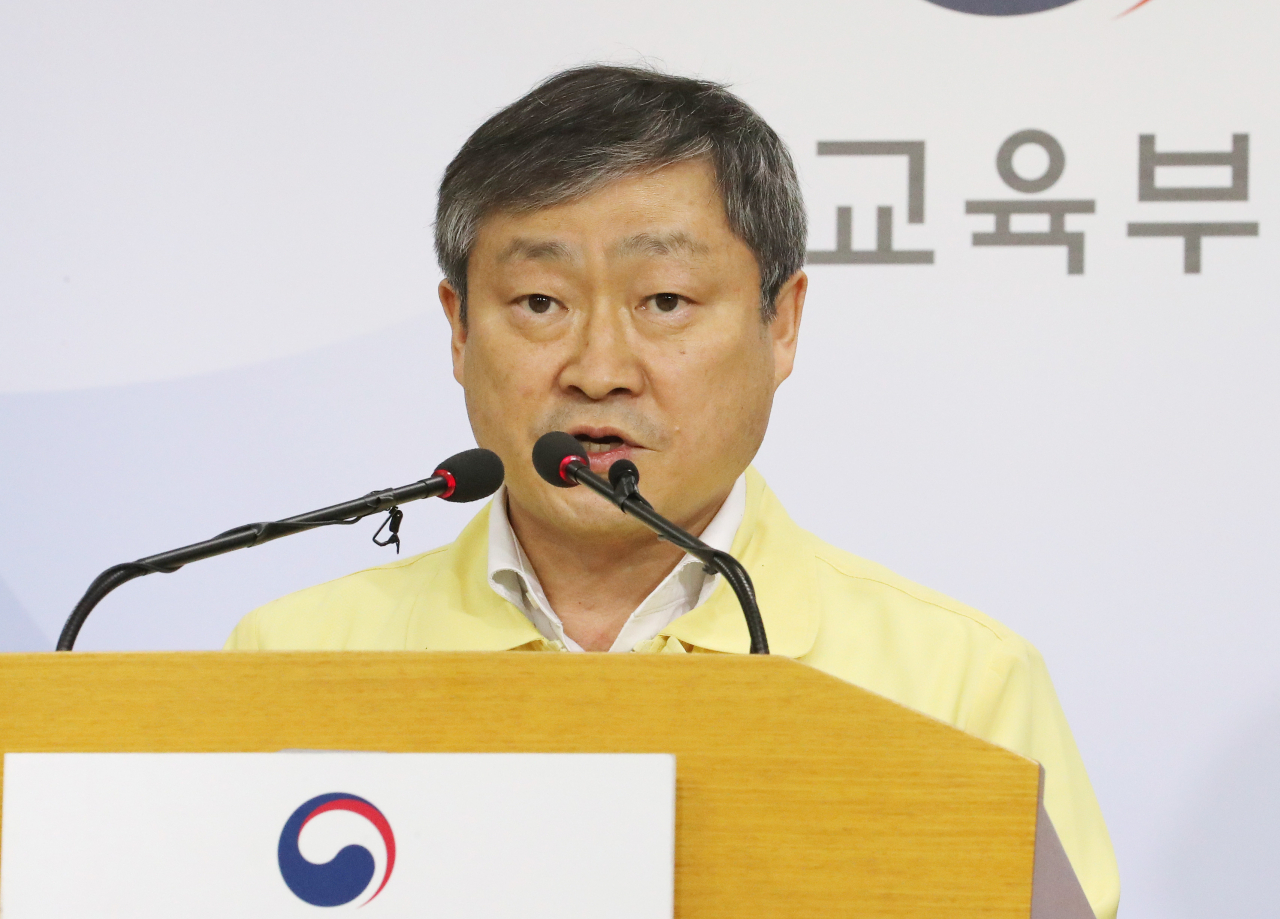 박백범 교육부 차관이 이태원 클럽에서 발생한 코로나19 확진자가 증가하고 있는 14일 오후 세종시 정부세종청사에서 학교 및 학교 구성원의 이태원 방문 현황조사 브리핑을 하고 있다. [연합]