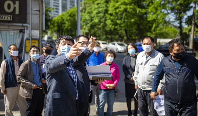 박형우 인천시 계양구청장이 지난 12~13일 구민과의 대화를 위한 민원현장을 방문하면서 건의사항에 대해 논의를 하고 있다.
