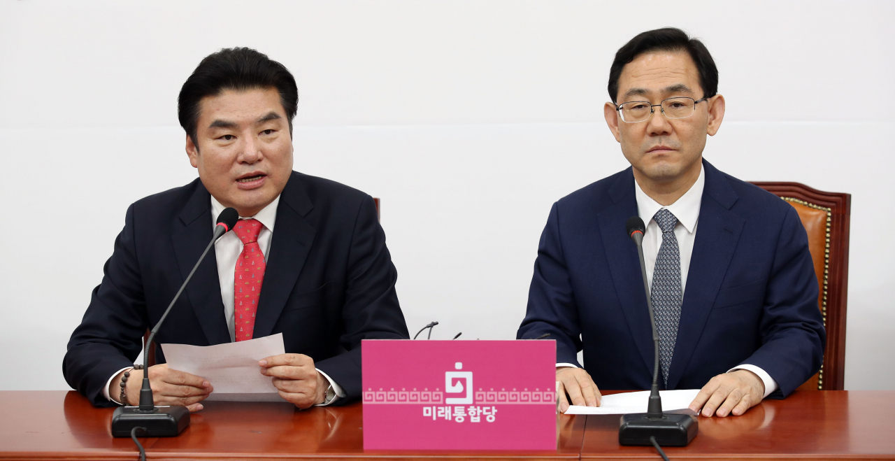 주호영 미래통합당 당대표 권한대행 겸 원내대표(오른쪽)와 원유철 미래한국당 대표가 14일 국회에서 양당 합당 관련 기자회견하고 있다. [연합]